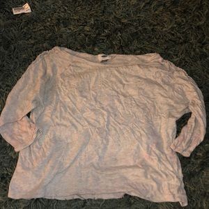 grey long sleeve shirt